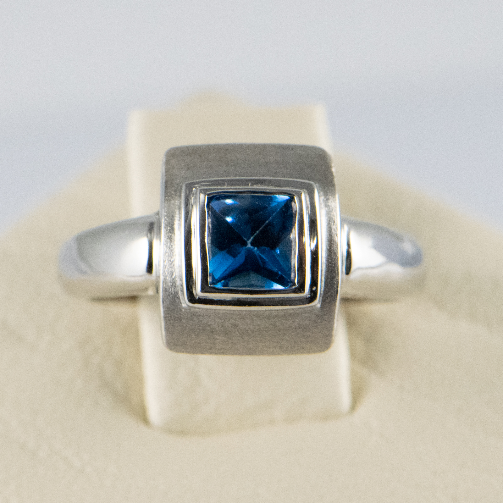 18 K White Gold Blue Zircon Ring 2