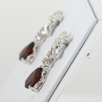 14 K White Gold Oval Garnet Earrings with Dias 12