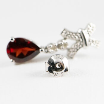 14 K White Gold Oval Garnet Earrings with Dias 15