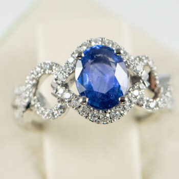 18 K White G Oval Tanzanite and Dias Ring 4 2