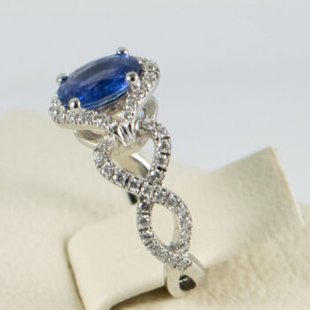 18 K White G Oval Tanzanite and Dias Ring 8 3