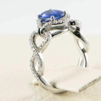 18 K White G Oval Tanzanite and Dias Ring 8 6