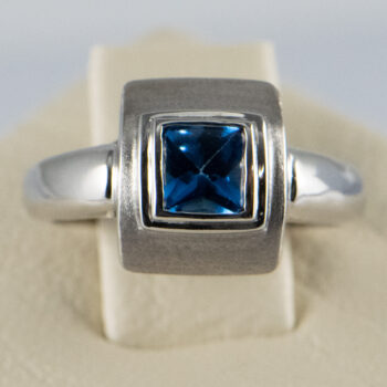 18 K White Gold Blue Zircon Ring 1