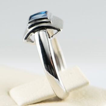 18 K White Gold Blue Zircon Ring 11