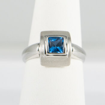 18 K White Gold Blue Zircon Ring 12