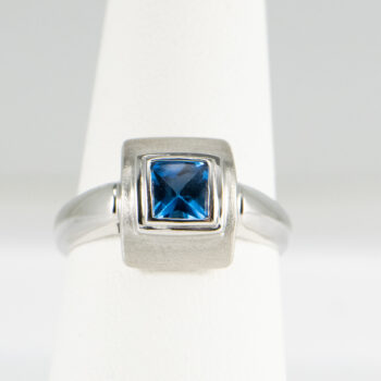 18 K White Gold Blue Zircon Ring 13