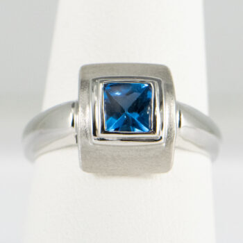 18 K White Gold Blue Zircon Ring 14