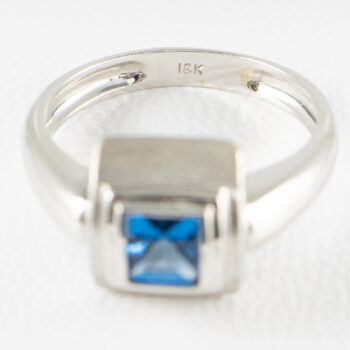 18 K White Gold Blue Zircon Ring 17