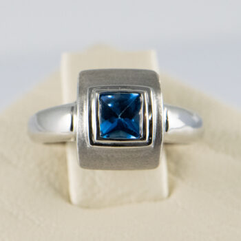 18 K White Gold Blue Zircon Ring 2