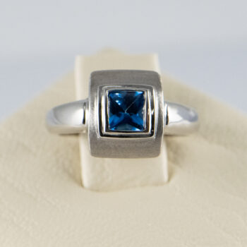 18 K White Gold Blue Zircon Ring 3