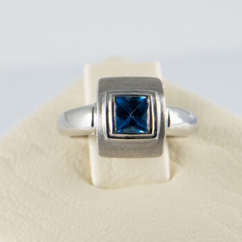 18 K White Gold Blue Zircon Ring 4