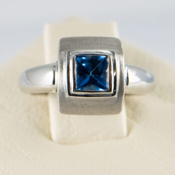 18 K White Gold Blue Zircon Ring 5