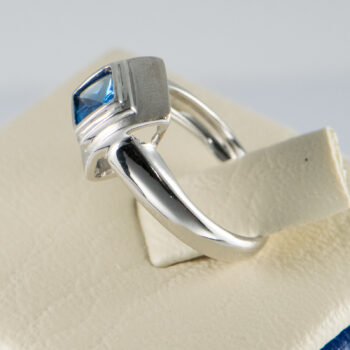 18 K White Gold Blue Zircon Ring 6