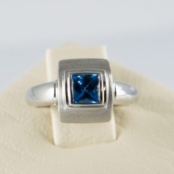 18 K White Gold Blue Zircon Ring 7