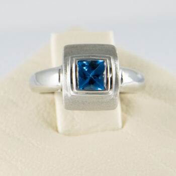 18 K White Gold Blue Zircon Ring 8