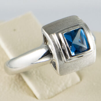18 K White Gold Blue Zircon Ring 9