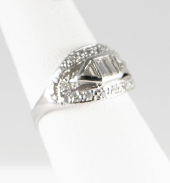 Pre owned Platinum Ladies Diamond Ring 5