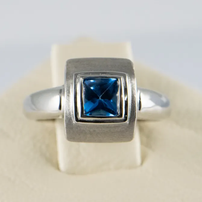 18 K White Gold Blue Zircon Ring 2
