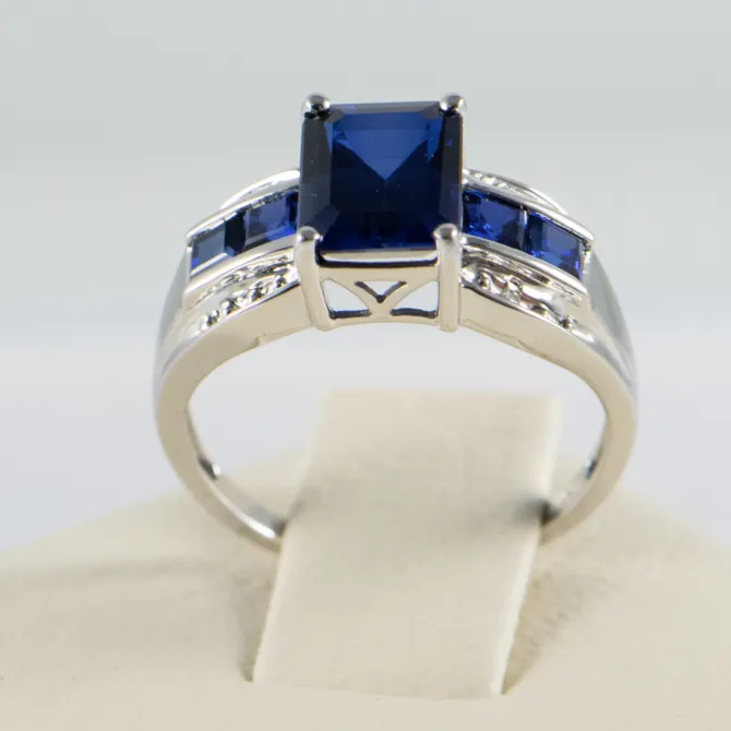 10 K White Gold with Saphire stones 1