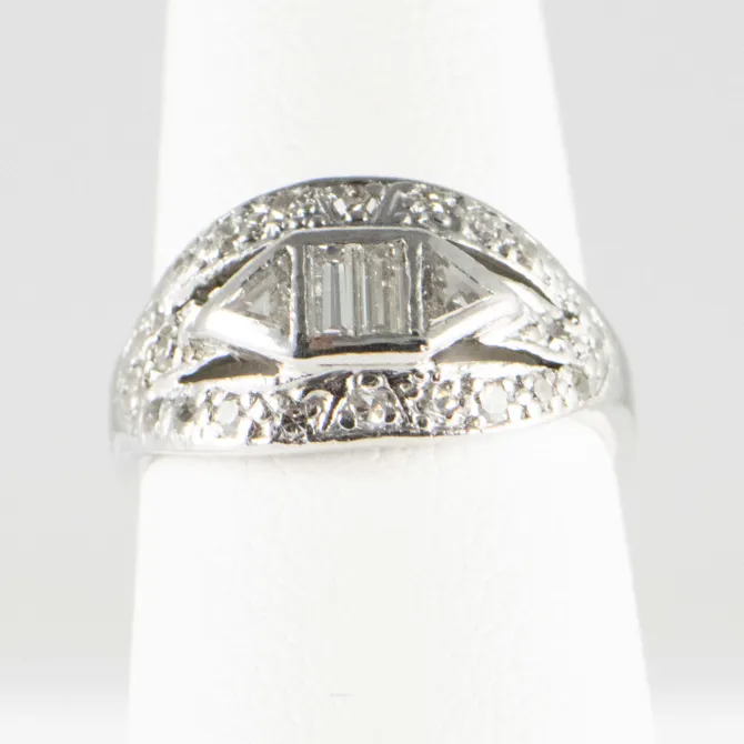 Pre owned Platinum Ladies Diamond Ring 3