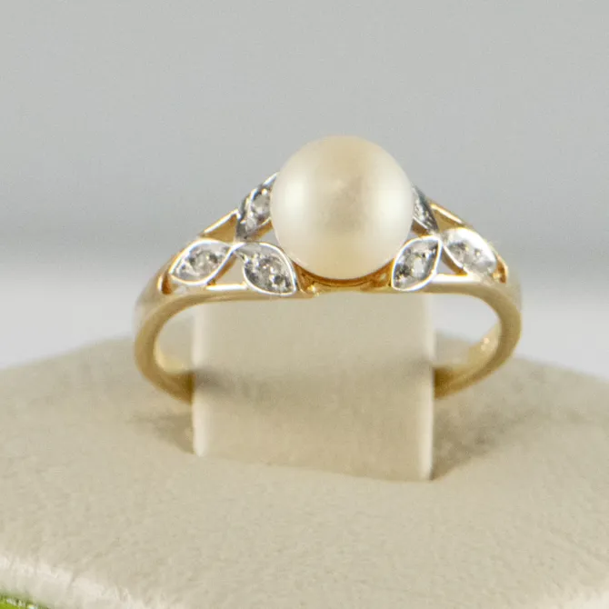 14 K Yellow Ring with Pearl 14